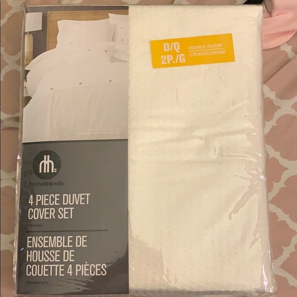 Home Trends Other - Brand new Queen size cover set